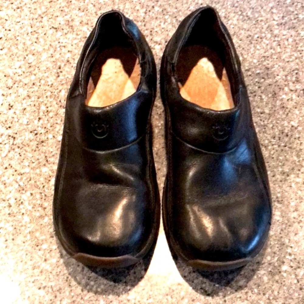 ULU BLACK LEATHER SLIP SHOES WOMEN'S 7